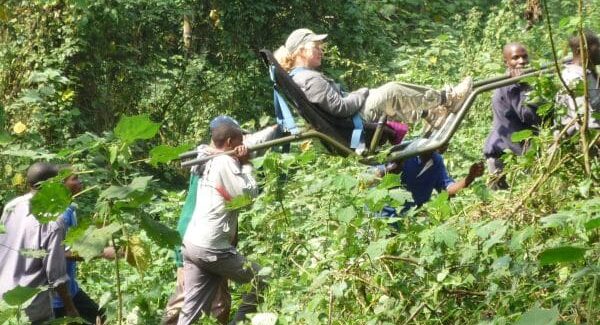 Uganda_Gorilla_Trekking_Transporthilfe_Klueger_Reisen Uganda_Gorilla_Trekking_Transporthilfe_Klueger_Reisen