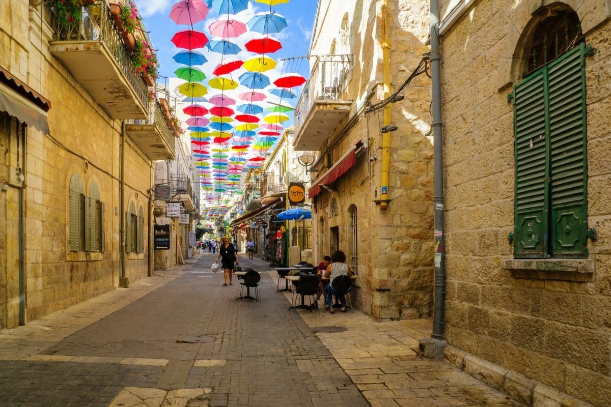 Bunte Schirme in Jerusalem