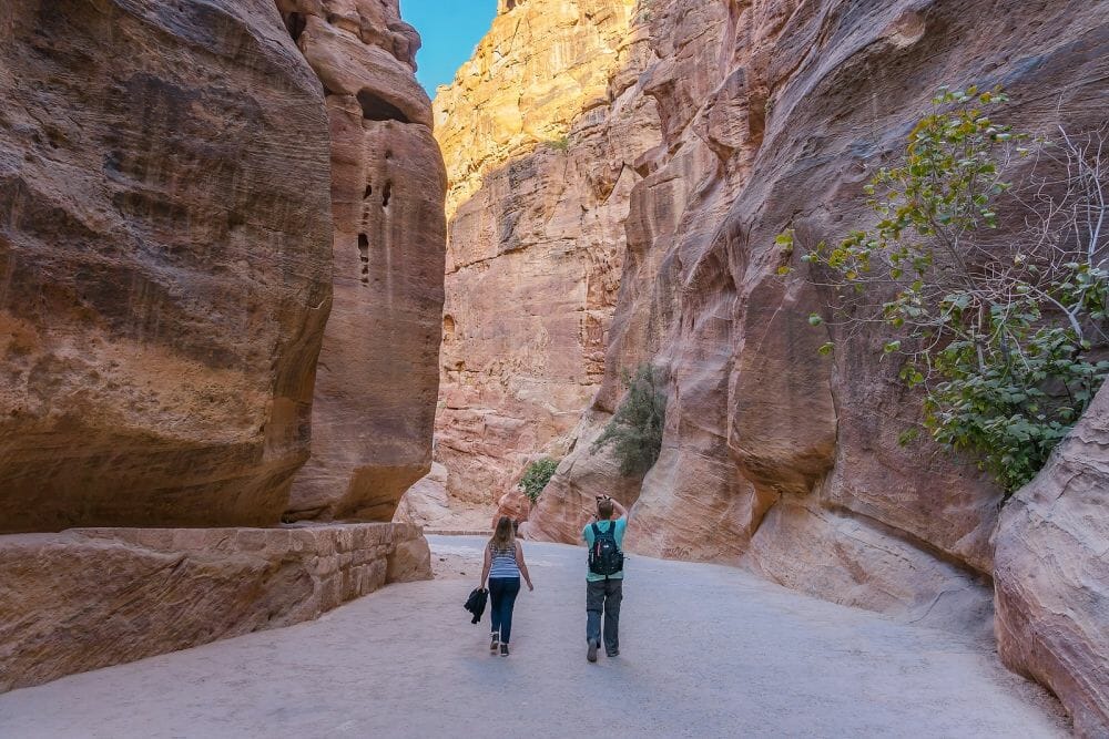 Jordanien_Petra_Klueger_Reisen3, 2018: Tourists In Narrow Passage Of Jordanien_Petra_Klueger_Reisen